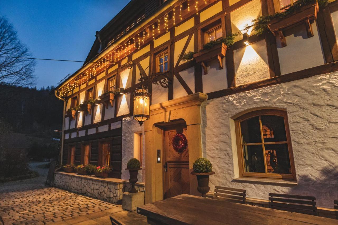 Szwajcarski Dworek Пеховице Экстерьер фото